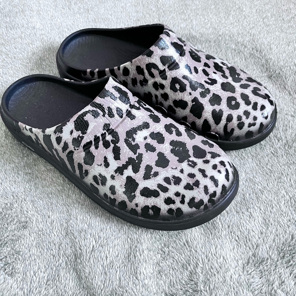 OOFOS Leopard Recovery Clog Size 9 Oocloogs